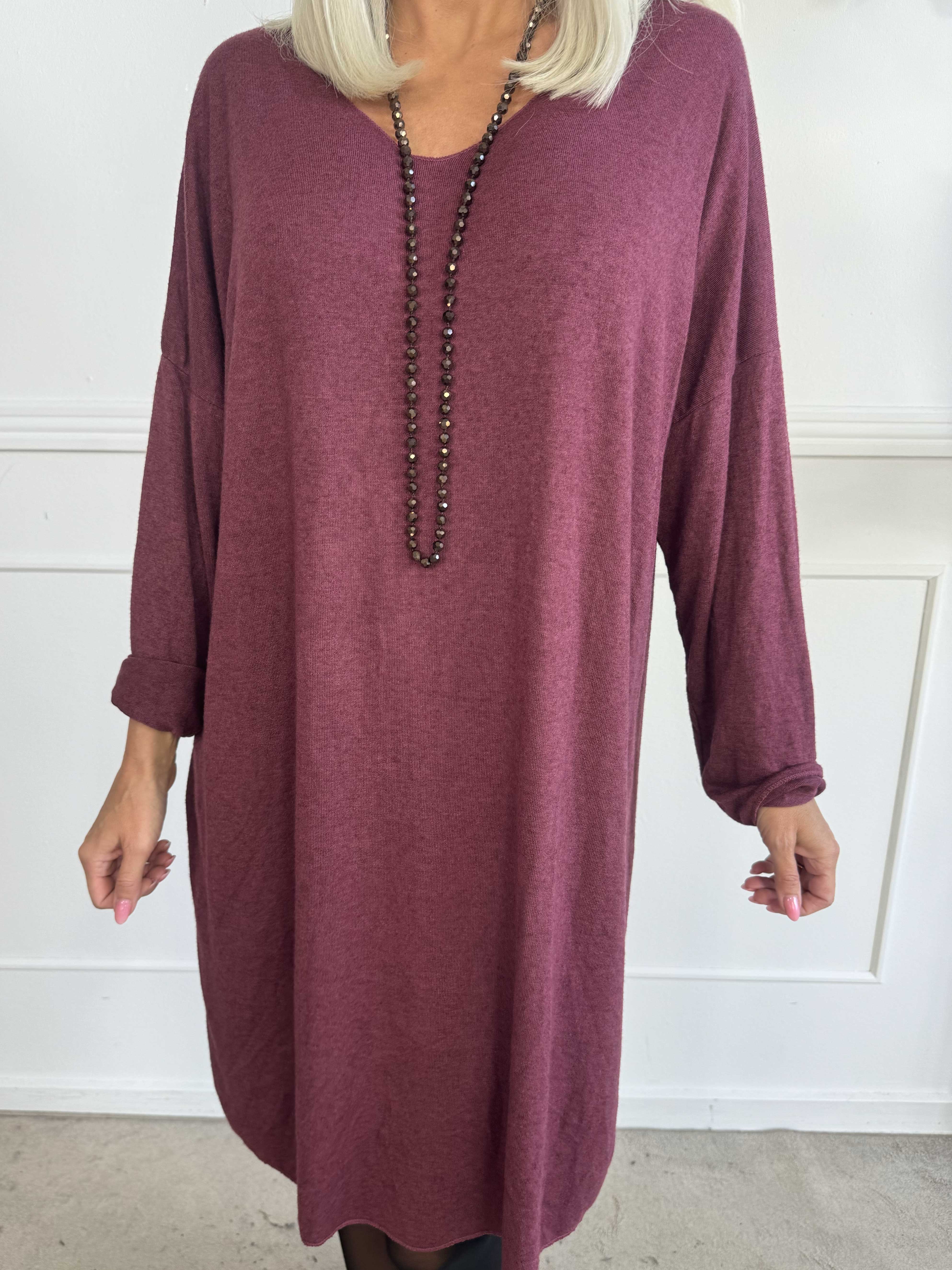 Djamila Long - Klänning i megamjuk viskos med v-ringning